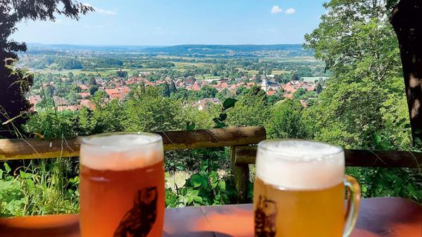 Auch der Pretzfelder Keller spielt in den oberen Platzierungen mit. Der Bierkeller liegt auf dem Bergrücken am Rand von Pretzfeld, mitten im Wald, aber direkt am Hangabbruch. Gäste kommen dadurch in den Genuss einer wunderbaren Aussicht. Für die Kleinen gibt es eine Spielwiese mit Spielgeräten. Das Bier kommt von der Brauerei Nikl aus Pretzfeld. Neben den auf fränkischen Bierkellern üblichen Brotzeit-Angeboten werden auch vegetarische und vegane Speisen angeboten. Freitags gibt es Fisch vom Grill und Samstag sowie Sonntag wechselnde Spezialitäten wie Haxn vom Grill oder Sau vom Spieß. Bei schönem Wetter geöffnet Samstag, Sonntag und an Feiertagen ab 11 Uhr, unter der Woche ab 16 Uhr. // Hauptstraße 110, 91362 Pretzfeld