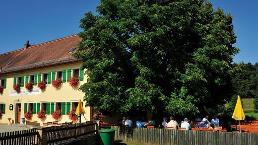 Die Gaststätte zur Klosterkapelle in Dietenhofen hat das Treppchen knapp verpasst. Trotzdem warten hier neben Erfrischungsgetränken auch eine große Vesperplatte und weitere Leckereien für eine zünftige Brotzeit zu fairen Preisen. Montag ist Ruhetag. Dienstag bis Sonntag ist von 14 bis 22 Uhr geöffnet. // Münchzell 1, 90599 Dietenhofen