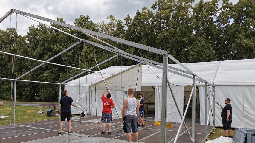 Das Gerüst steht für den Ausschankbereich steht, nun geht es an die Dachplanen. Das Gerüst steht für den Ausschankbereich steht, nun geht es an die Dachplanen.