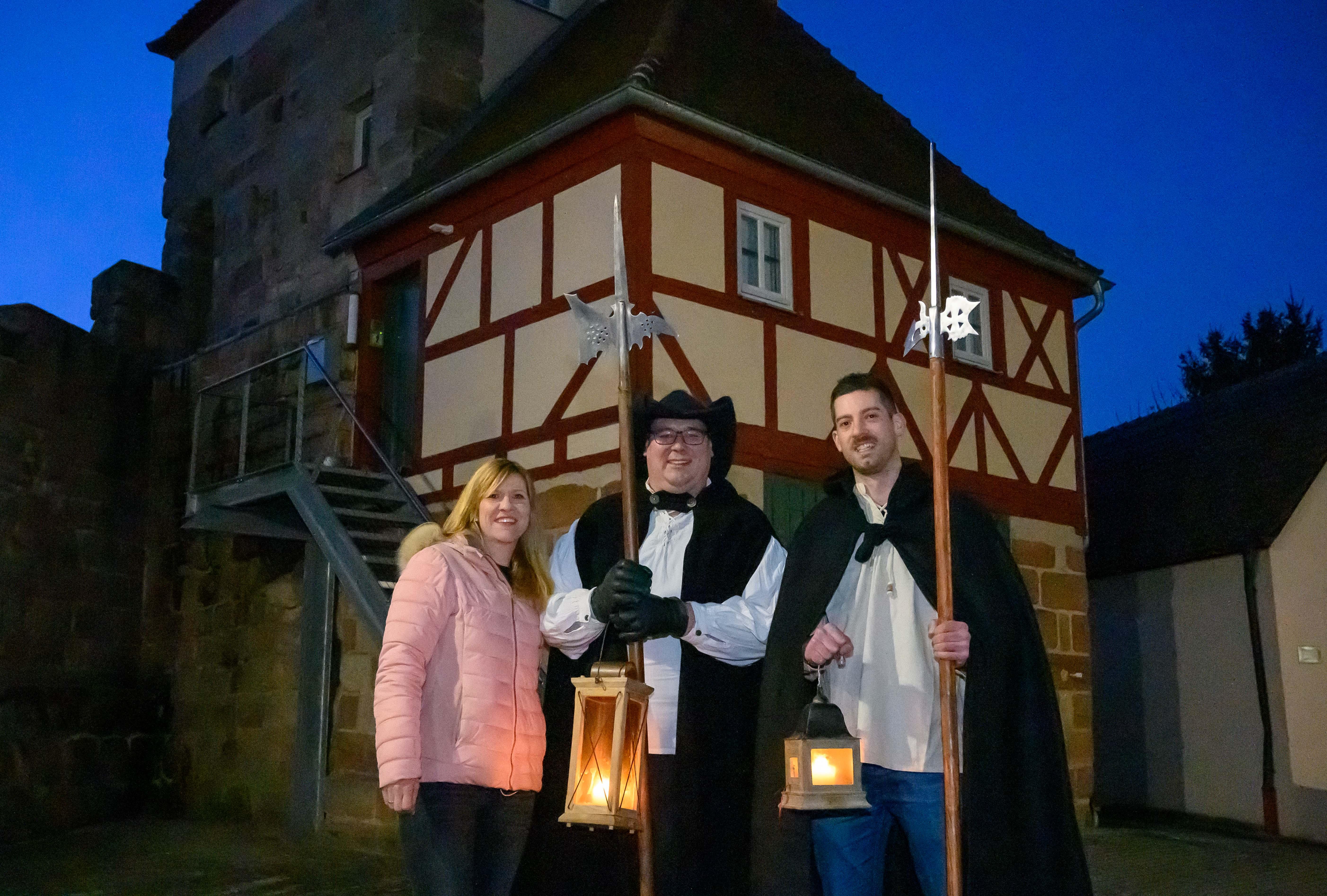 Im Schein der Laterne geht es durch die historischen Gassen von Hilpoltstein, während der Nachtwächter sein altbekanntes Lied singt. Von den Gästeführern können Besucher jede Menge spannende und lustige Geschichten aus vergangenen Jahrhunderten erfahren - und sich bei den Anekdoten über den Henker wohlig gruseln. Ausführliche Informationen gibt es beim Amt für Kultur und Tourismus.