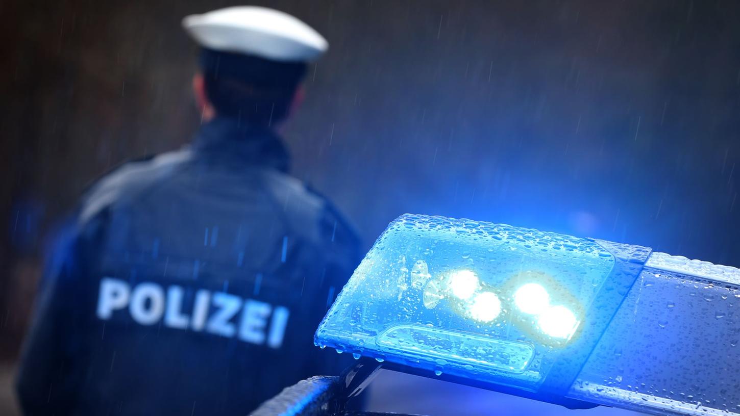 Polizisten mussten vor einem Supermarkt ein dickes Fell haben. Polizisten mussten vor einem Supermarkt ein dickes Fell haben.