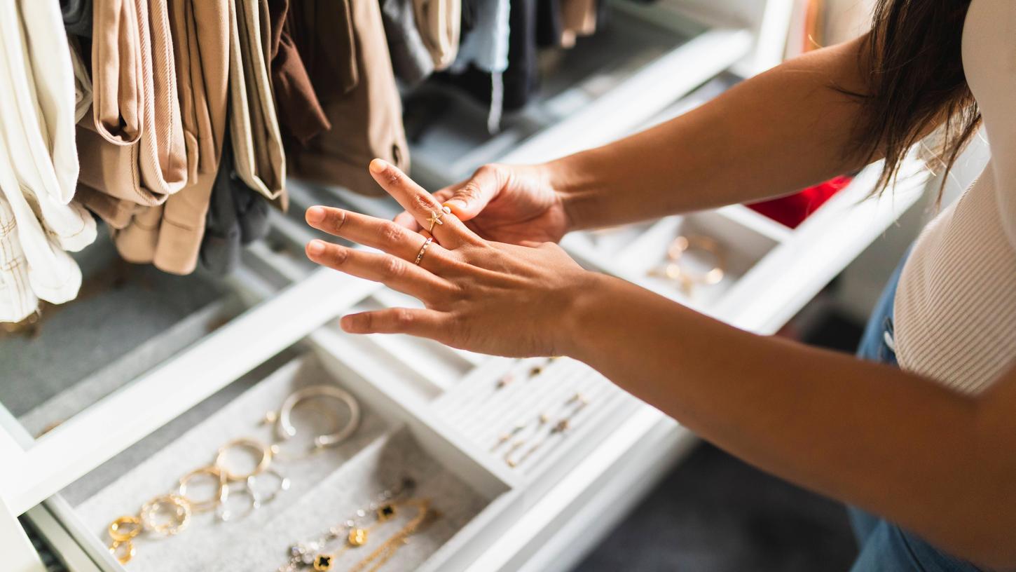 Ihr Schmuckstücke haben an Glanz verloren? Hier finden Sie die besten Hausmittel, mit denen Sie Ihren Goldschmuck reinigen können. Ihr Schmuckstücke haben an Glanz verloren? Hier finden Sie die besten Hausmittel, mit denen Sie Ihren Goldschmuck reinigen können.