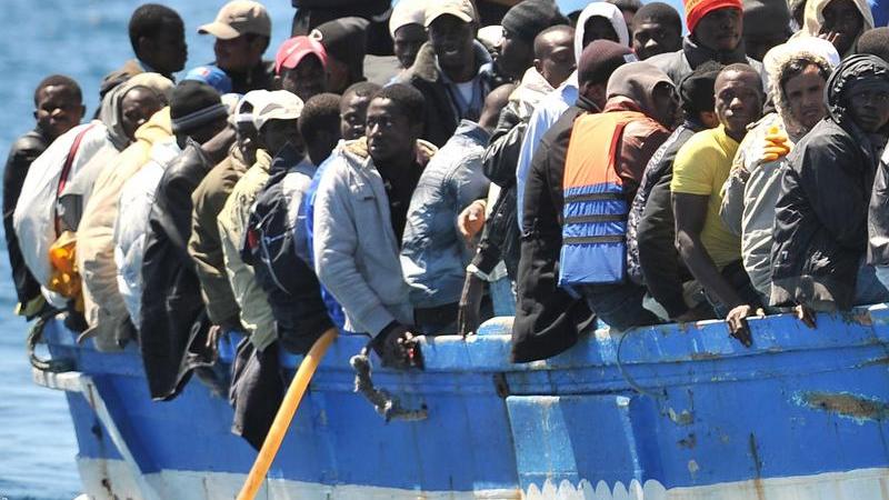 Wieder sind Flüchtlinge im Mittelmeer ertrunken: Das Schiff aus Holz konnte wohl nicht 100 Menschen tragen. (Symbolbild)