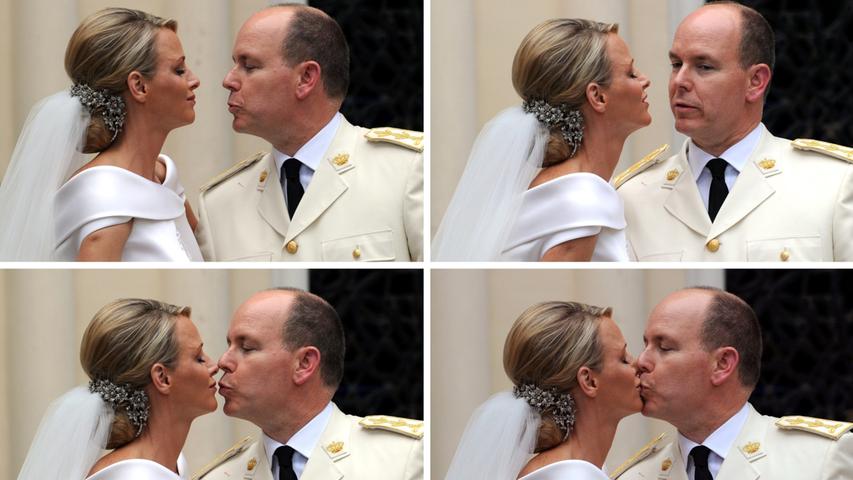 Ankucken, annähern, Lippen spitzen, und ... ein wahrlich fürstlicher Kuss. Prinz Albert II. und seine Frau Charlene Wittstock tauschen den Hochzeitskuss vor der Saint Devote Kirche am 2. Juli 2011.