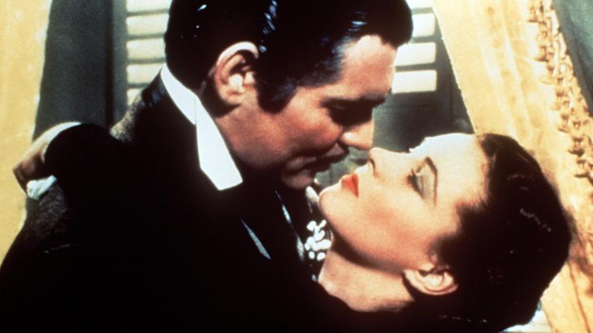 Der wohl berühmteste Filmkuss allerzeiten stammt aus dem Klassiker "Vom Winde verweht" aus dem Jahr 1939. Rhett Butler (Clark Gable) umarmt Scarlett O'Hara (Vivian Leigh) und setzt zum Schmatzer an.