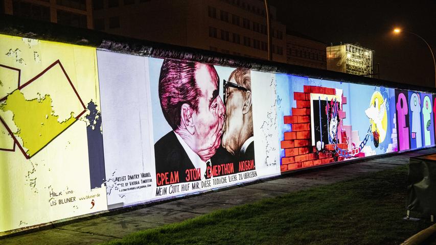Leonid Breschnew und Erich Honecker tauschen den Bruderkuss aus. Anlass waren die Feierlichkeiten zum 30-jährigen Bestehen der Deutschen Demokratischen Republik im November 1982. Das Gemälde auf der East Side Gallery an der Oderbaumbrücke ist von Dmitri Vrubels.