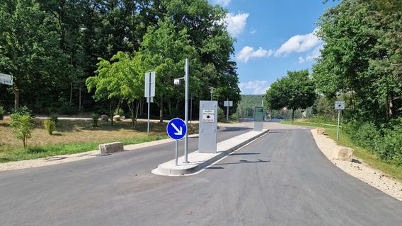 Ohne Ticket oder Schranke: So funktioniert das neue System zum Parken in Allmannsdorf am Brombachsee