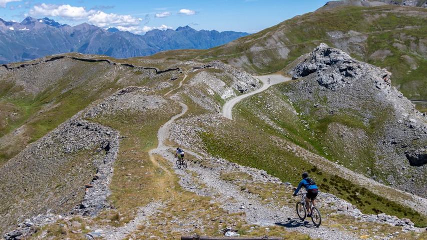 Eine Kargheit, die beeindruckt. Zwar ist die Strecke, die sich oberhalb von Limone Piemonte in der Provinz Cuneo bis nach Monesi di Triora im bergigen Hinterland von Ligurien erstreckt, durchgängig unbefestigt. Sie ist dennoch mit dem dem Mountainbike und etwas Erfahrung technisch gut zu bewältigen.