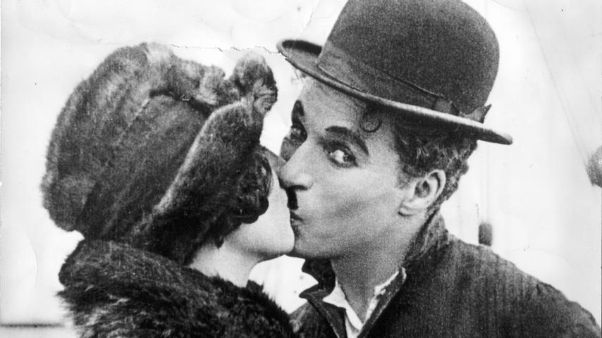 Aus dem Film "Goldrausch" von 1925 stammt diese Szene. Als Tramp folgte Charlie Chaplin darin den Goldsuchern nach Alaska um ebenfalls reich zu werden. Dort traf er dann auf Georgine und es war Liebe auf den ersten Blick - ein Kuss war die logische Folge.