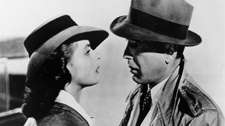 Schau mir in die Augen, Kleines. Humphrey Bogart drückt seine Lippen auf Ingrid Bermanns, im Film "Casablanca" von 1942, bevor sie in das Flugzeug steigt und das Land verlässt.