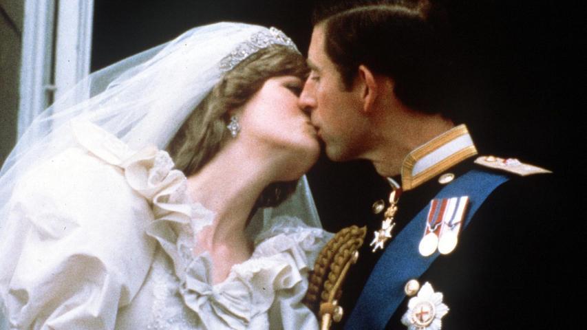 Nach ihrer Trauung, am 29. Juli 1981, küssen sich Prinz Charles und Lady Diana auf dem Balkon des Buckingham Palace in London. Der Jubel kannte keine Grenzen. Knapp 30 Jahre später heiratete ihr Sohn William.