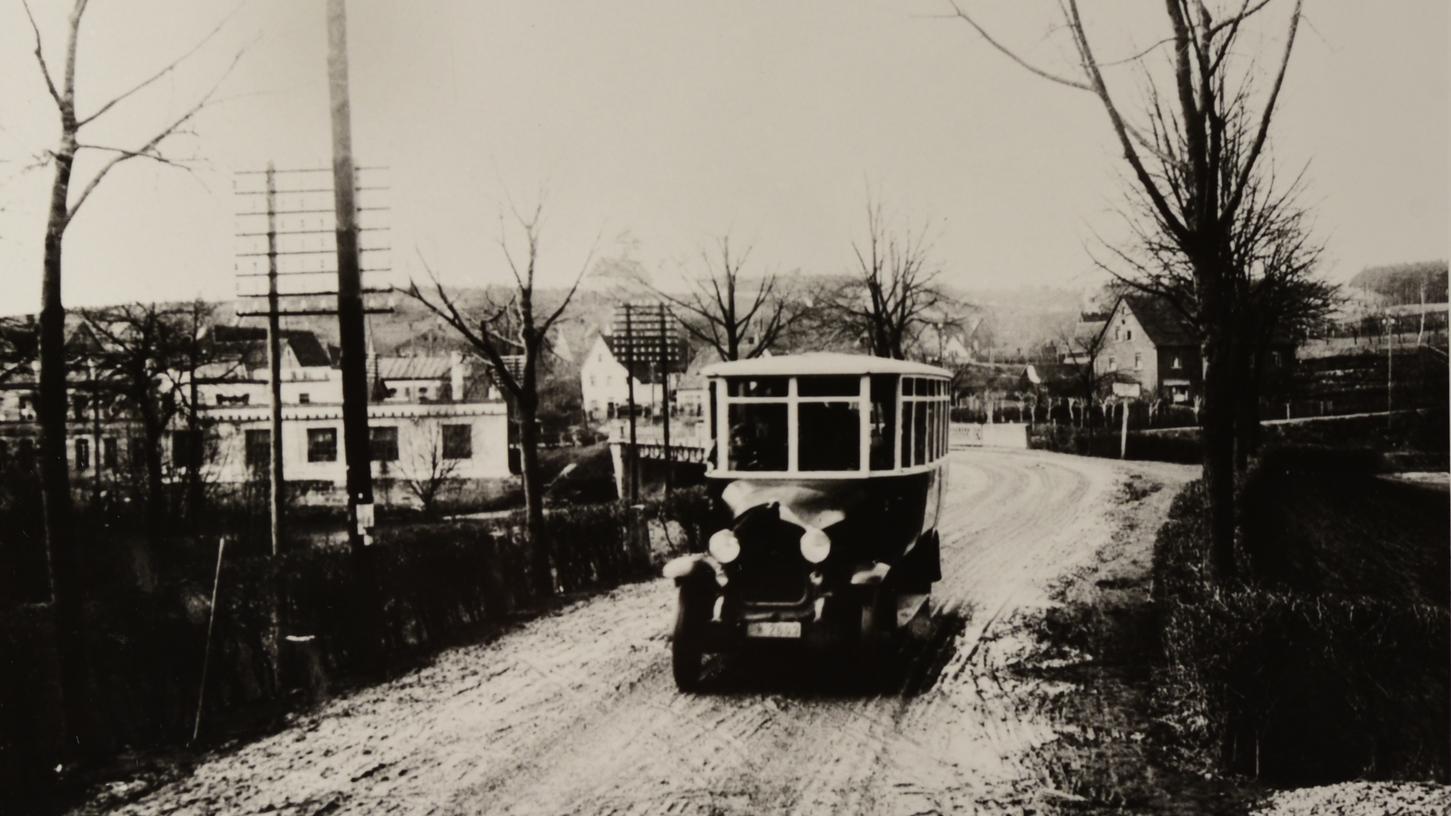 Vor 100 Jahren machte sich der erste Omnibus in Nürnberg auf den Weg. Von der Straßenbahn-Endhaltestelle in Schweinau ging es über Eibach und Reichelsdorf nach Mühlhof. Vor 100 Jahren machte sich der erste Omnibus in Nürnberg auf den Weg. Von der Straßenbahn-Endhaltestelle in Schweinau ging es über Eibach und Reichelsdorf nach Mühlhof.