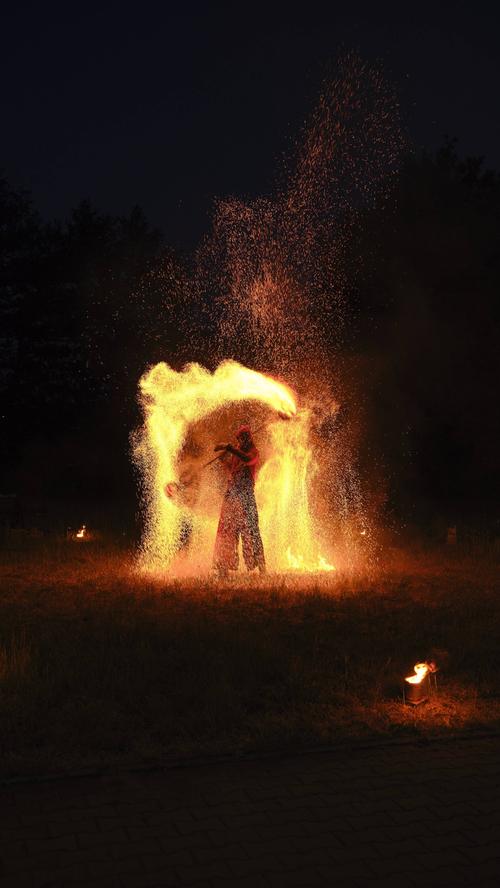 Bei einer Feuershow präsentiert sich der Künstler im leuchtenden Funkenregen. Mehr Leserfotos finden Sie hier