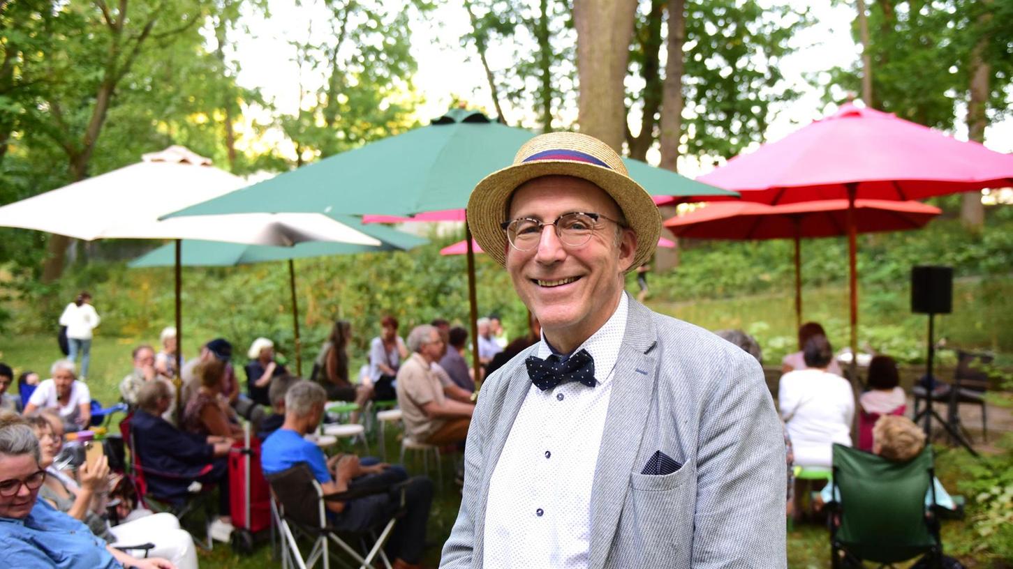 Literarischer Parkwächter: Ewald Arenz geht auch in diesem Sommer mit seinem Lesepublikum in den Stadtpark. Erster Termin ist an diesem Sonntag.