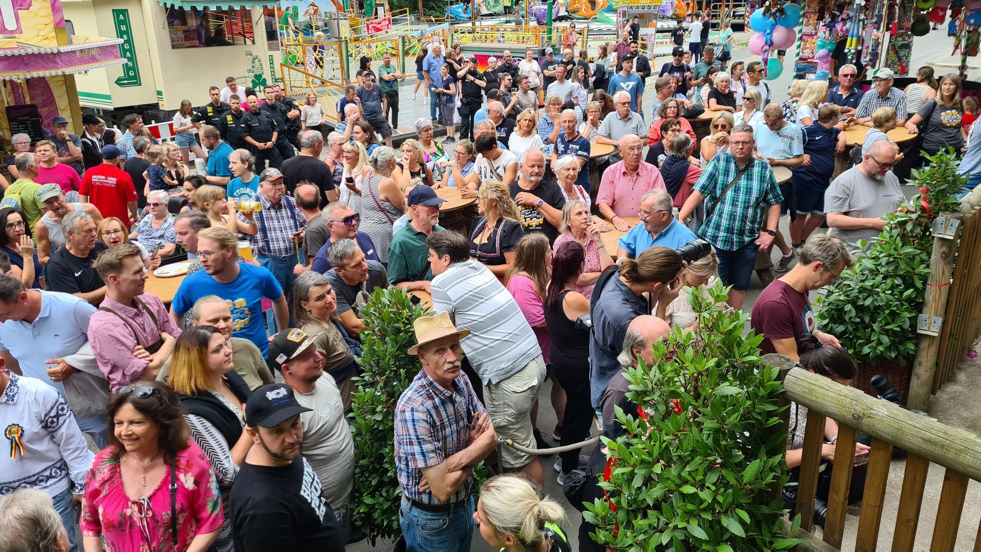 Die Menschenmasse lauert auf die rund 250 Liter Freibier, die beim Bieranstich des Annafestes in Forchheim ausgeschenkt. Die Menschenmasse lauert auf die rund 250 Liter Freibier, die beim Bieranstich des Annafestes in Forchheim ausgeschenkt.
