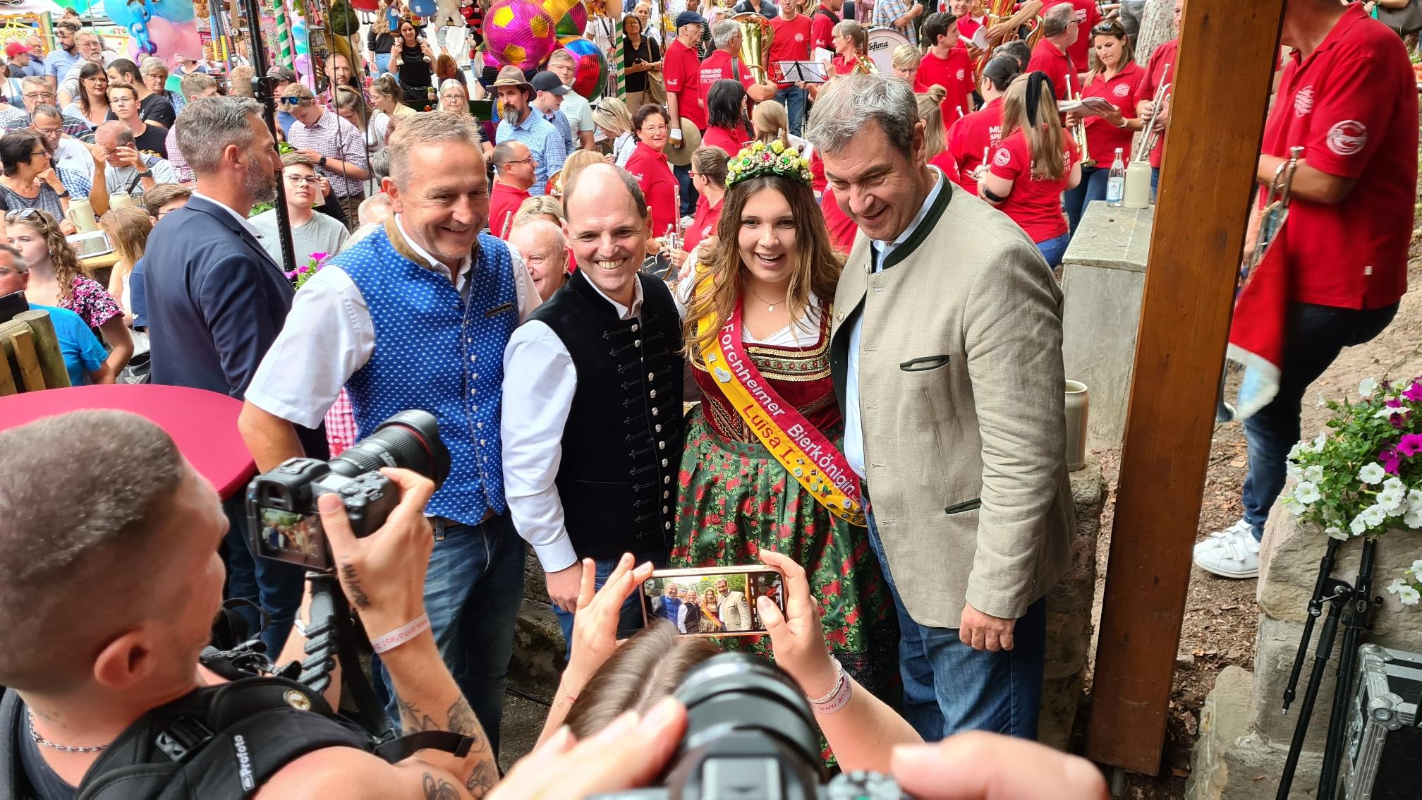 Glückliche Menschen nach dem erfolgreichen Bieranstich beim Annafest im Forchheim: Kellerwald-Bürgermeister Udo Schönfelder (l.), Landesabgeordneter Michael Hofmann, Ministerpräsident Markus Söder, die Forchheims Bierkönigin Luisa I. in die Mitte genommen haben. Glückliche Menschen nach dem erfolgreichen Bieranstich beim Annafest im Forchheim: Kellerwald-Bürgermeister Udo Schönfelder (l.), Landesabgeordneter Michael Hofmann, Ministerpräsident Markus Söder, die Forchheims Bierkönigin Luisa I. in die Mitte genommen haben.