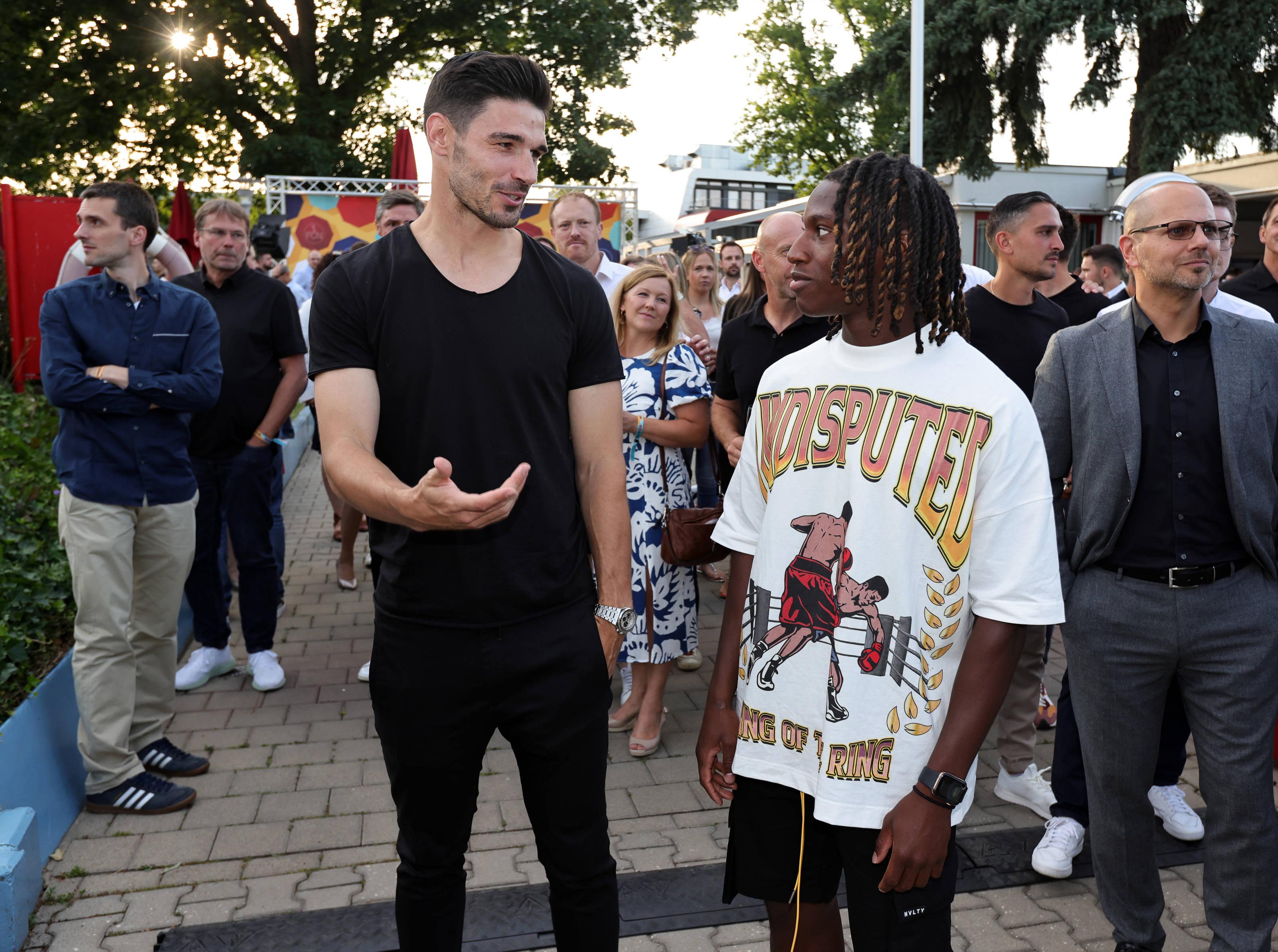 Stürmer, 1,73 Meter groß, 23 Jahre alt: Von der Insel ins Club-Bad. Hungbo (rechts) mit Christopher Schindler beim "1. FCN Summer Social Club". Der 23-jährige Flügelspieler kommt vom englischen Zweitligisten FC Watford. Hungbo kickte zuletzt auf Leihbasis für Huddersfield Town in der Championship, der zweiten englischen Liga. "Mit seiner Physis, Schnelligkeit und seinem besonderen linken Fuß bietet er uns auf dem rechten Flügel einen spannenden Mix an", sagte Rebbe über den fest verpflichteten Hungbo.