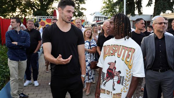 Stürmer, 1,73 Meter groß, 23 Jahre alt: Von der Insel ins Club-Bad. Hungbo (rechts) mit Christopher Schindler beim "1. FCN Summer Social Club". Der 23-jährige Flügelspieler kommt vom englischen Zweitligisten FC Watford. Hungbo kickte zuletzt auf Leihbasis für Huddersfield Town in der Championship, der zweiten englischen Liga. "Mit seiner Physis, Schnelligkeit und seinem besonderen linken Fuß bietet er uns auf dem rechten Flügel einen spannenden Mix an", sagte Rebbe über den fest verpflichteten Hungbo.
