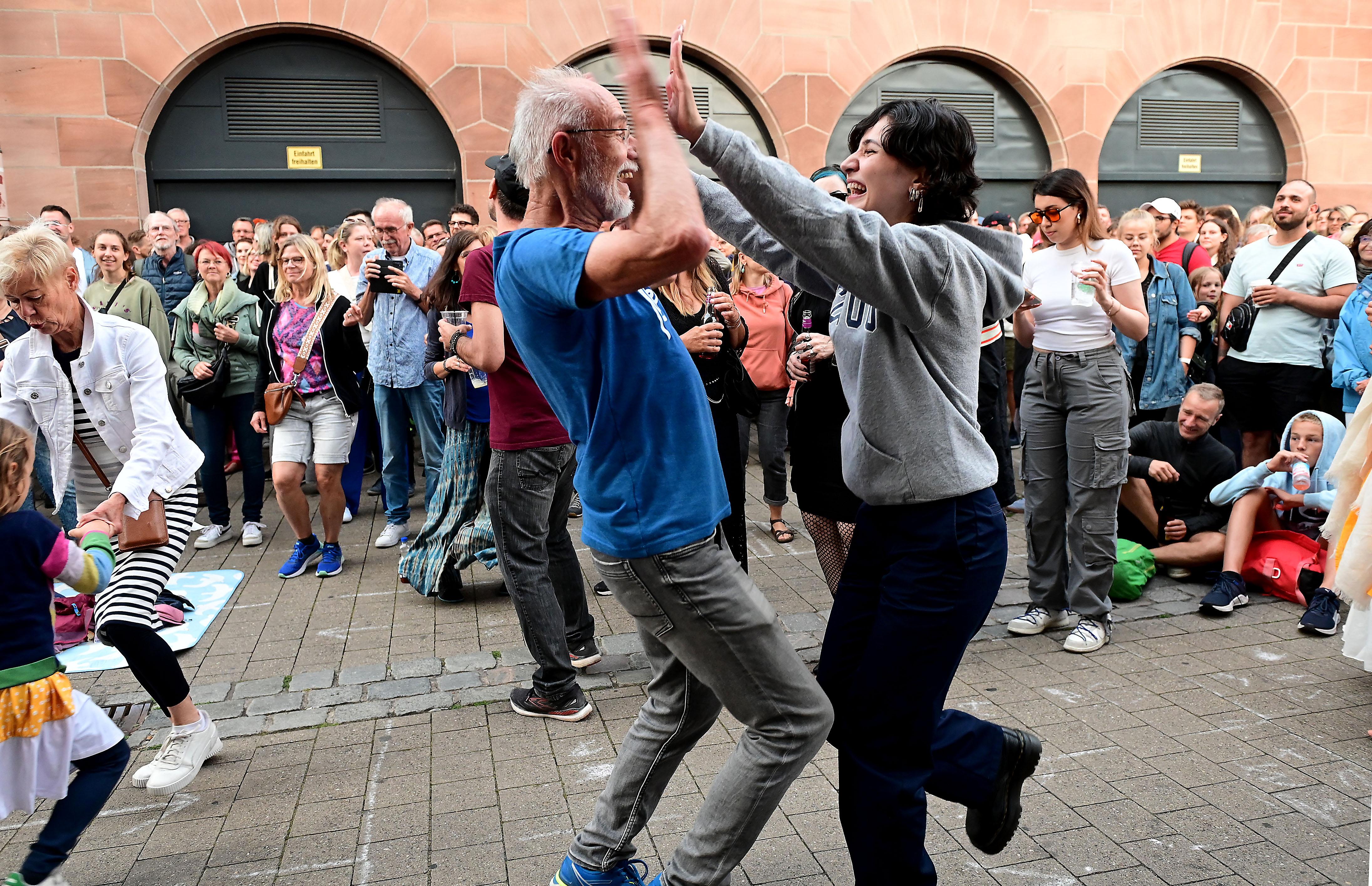 Wer ein echter "La Boum"-Fan auf dem Bardentreffen war, der hat ihn wiedererkannt: Der Tänzer im blauen Shirt war schon öfter dabei!