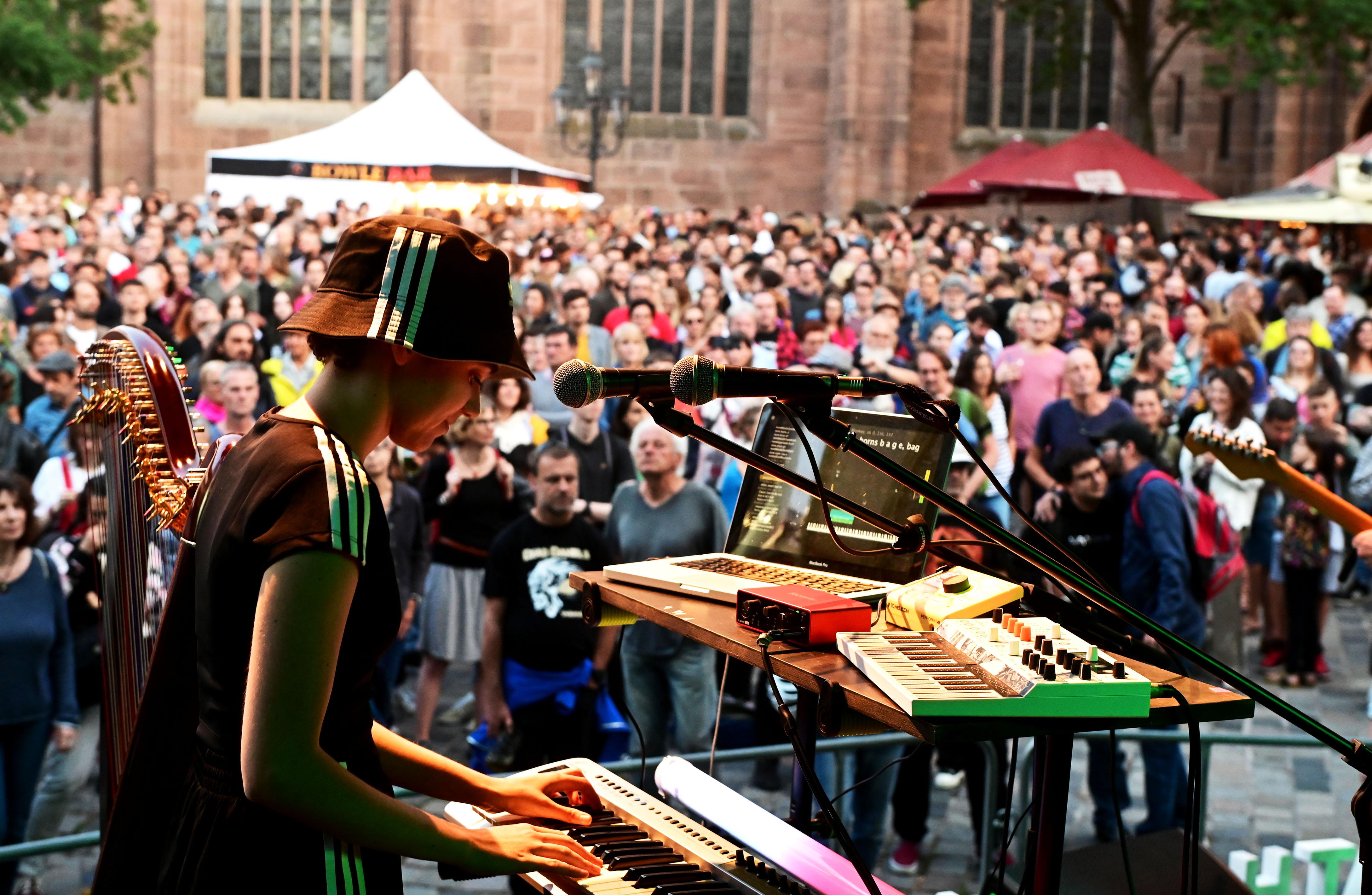 Und am Lorenzer Platz "Platz Death Star Disco".