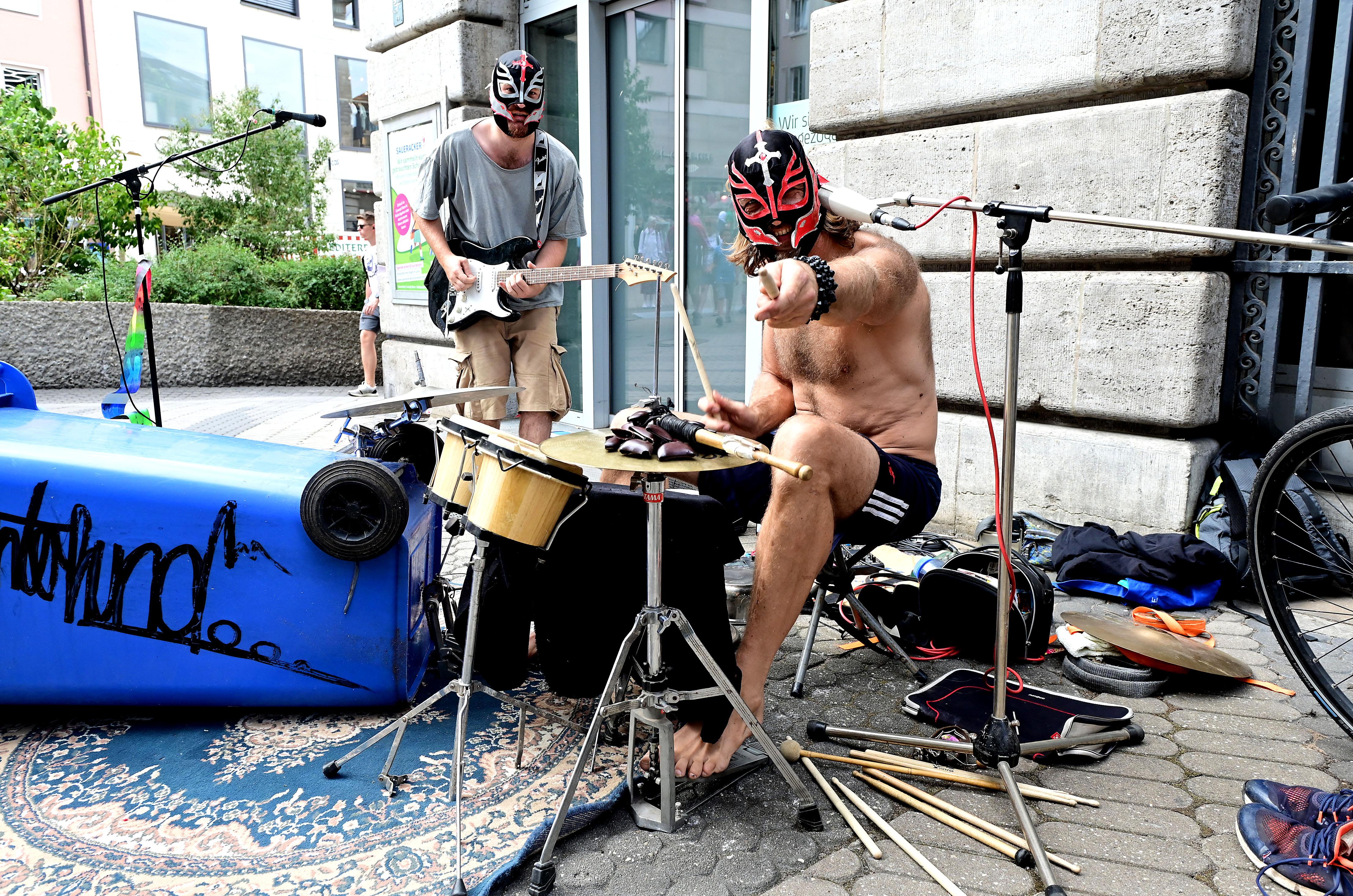 Mülltonne, Maske und viel nackte Haut - Mojo Movement zeigte sich in einer Gasse nahe des Admiral-Kinos.