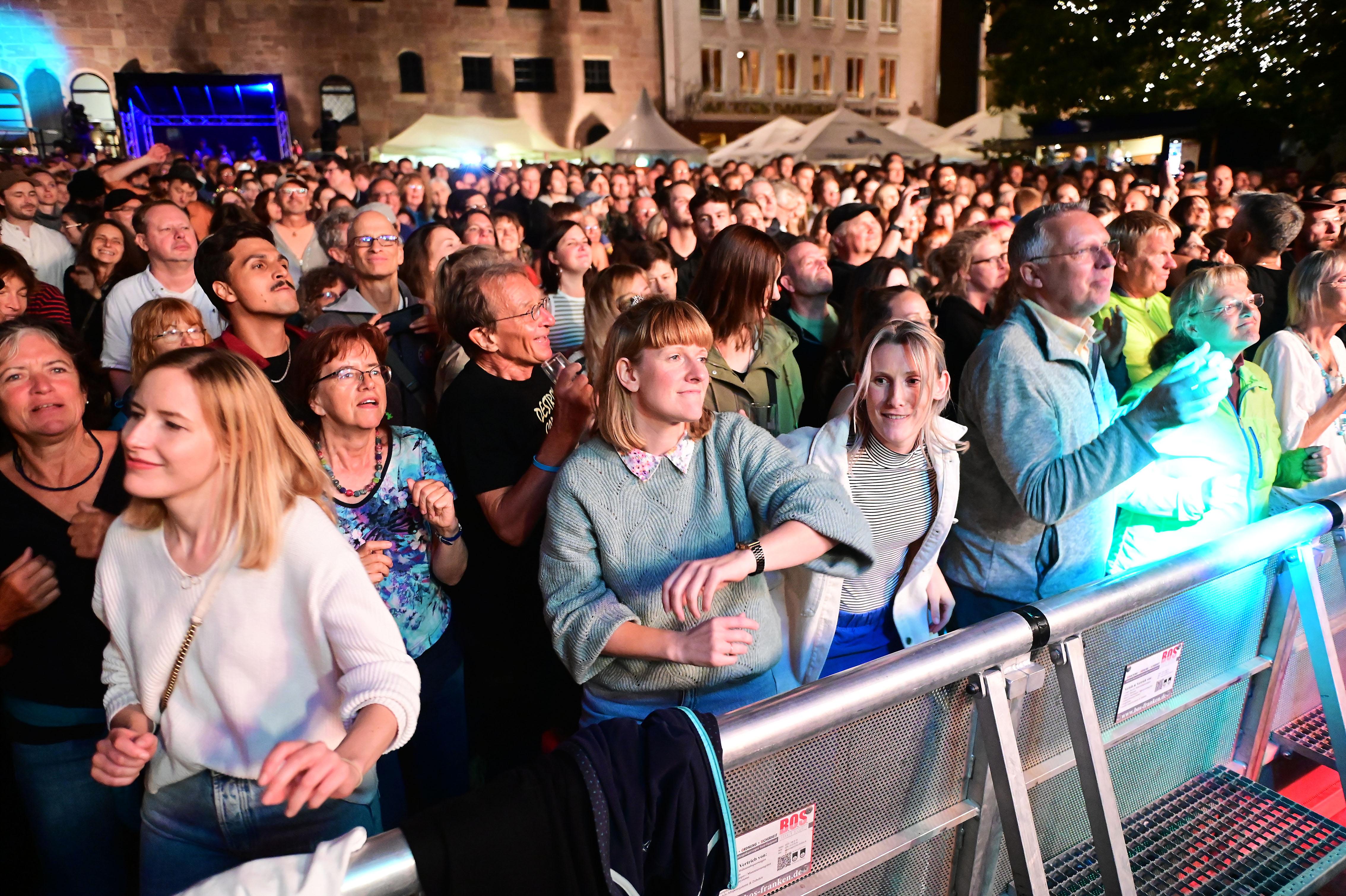 Für gute Stimmung sorgte auch "Il Civetto" am Sebalder Platz - mitwippen war da vorprogrammiert.