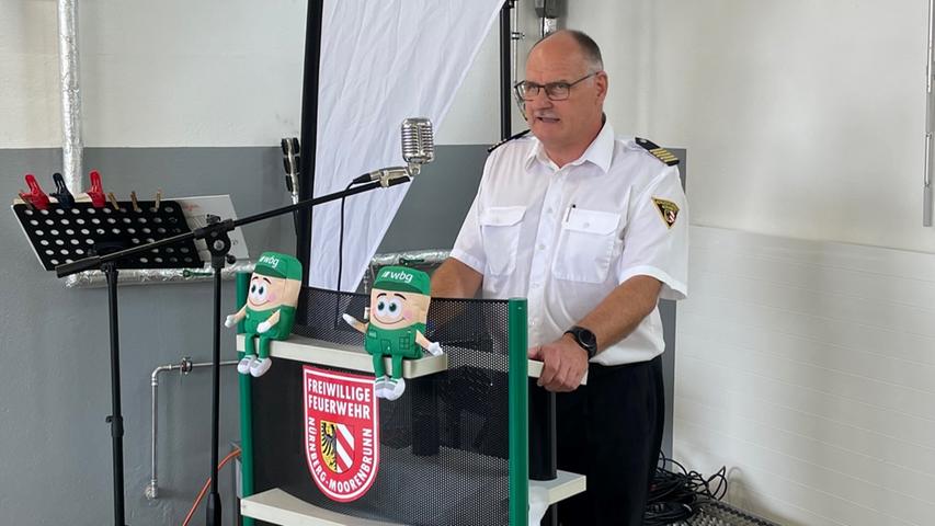 Hochmodern und neu renoviert: Freiwillige Feuerwehr Moorenbrunn erhält Schlüssel für sanierte Anlage