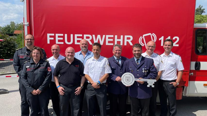 Hochmodern und neu renoviert: Freiwillige Feuerwehr Moorenbrunn erhält Schlüssel für sanierte Anlage
