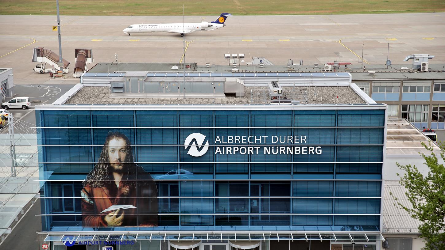 Ein Flugzeug der Lufthansa steht am Albrecht Dürer Airport Nürnberg. Laut Ranking des Unternehmen "Airhelp" gehört der Nürnberger Flughafen zu den beliebtesten Deutschlands. Ein Flugzeug der Lufthansa steht am Albrecht Dürer Airport Nürnberg. Laut Ranking des Unternehmen "Airhelp" gehört der Nürnberger Flughafen zu den beliebtesten Deutschlands.