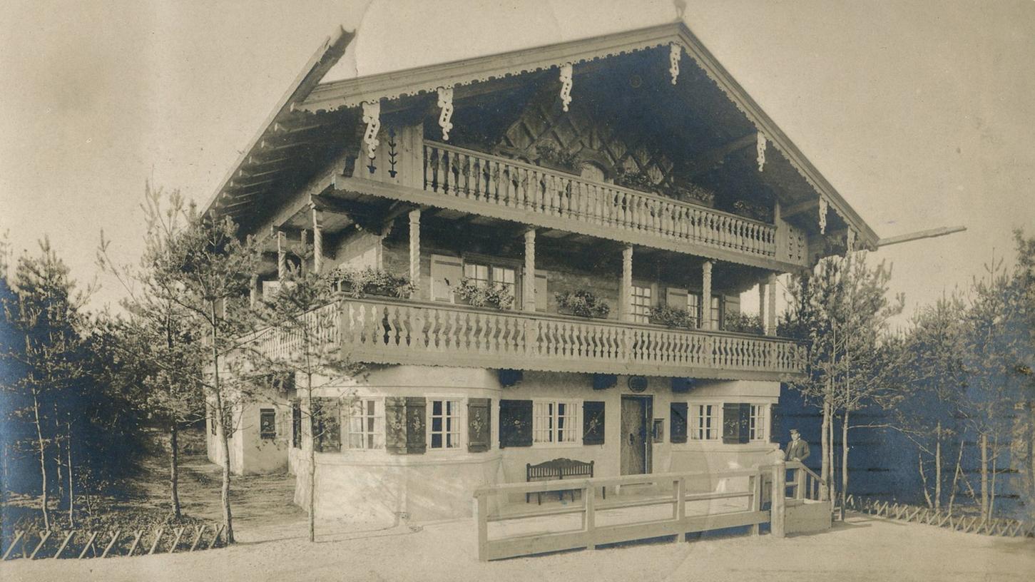 Auf dieser Ansichtskarte, die das Inntaler Haus am ursprünglichen Standort im Luitpoldhain 1906 zeigt, erkennt man: Da fehlt was! Denn das Gebäude hatte nie einen Stallteil.  