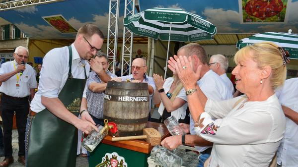 Ein "schlagkräftiger" OB Peter Reiß zapft das erste Fass Festbier an, das der noch junge Schwabacher Brauverein extra zum Bürgerfest gebraut hat.