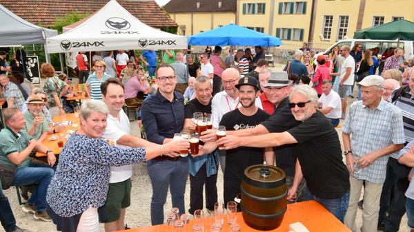 Das ist der Vorteil des "Promi"-Daseins: Man bekommt gleich einen der ersten Krüge. Hand drauf!