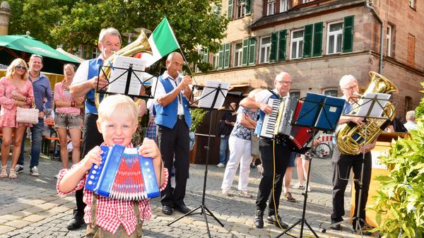 Was die Großen könnne, können die Kleinen auch: Mitmarschieren durch die Stadt zum Auftakt des bunt-fröhlichen Bürgerfestes mit dem Musikzug des TV 1848 Schwabach.