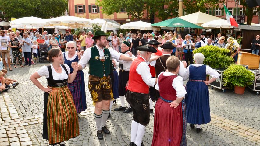 Auch das hat bei aller Pop- und Rockmusik Platz beim Bürgerfest: Fränkische Tradition. Hier zeigt der Heimat- und Trachtenverein, was man in der Region jenseits von Foxtrott und Walzer auch tanzt. 