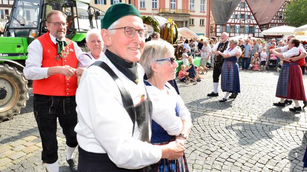 Das Bürgerfest ist ein Fest für alle Generationen. Darauf legen die Organisatoren Wert. Und darum darf auch gut-fränkisch traditionell getanzt werden.