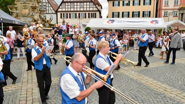 Den richtigen Ton treffen nicht nur die Musiker zum Auftakt des Festes. Sondern auch die vielen Bands, die in den Stunden und Tagen danach für ordentlichen Sound in den Straßen und Gassen sorgen.