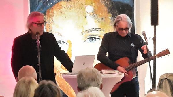 In der städtischen Galerie ist nicht nur Platz für Musik von Uwe Singer, sondern auch für das gesprochene Wort von und mit Tom Hartmann unter dem Motto "Vollgas ohne Ziel".
