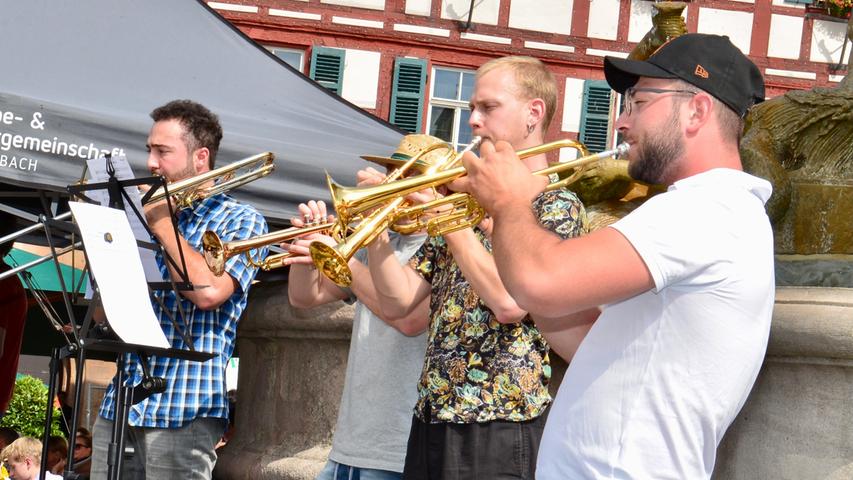 Mit Posaunen (und ohne Trompeten): Eröffnungsfanfaren zum Bürgerfest am Schönen Brunnen.
