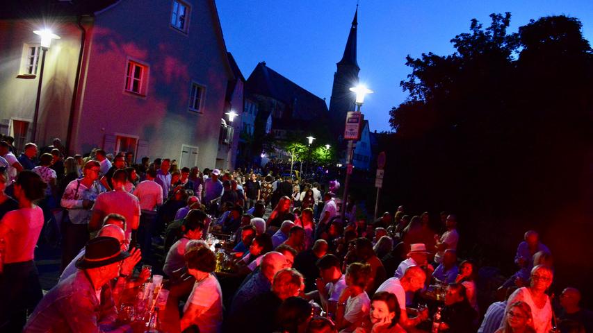 Alte Bekannte treffen, vielleicht neue Freunde finden und gemütlich zusammensitzen im Herzen von Schwabach - gerade in den Abendstunden bietet das Bürgerfest viel Atmosphäre.