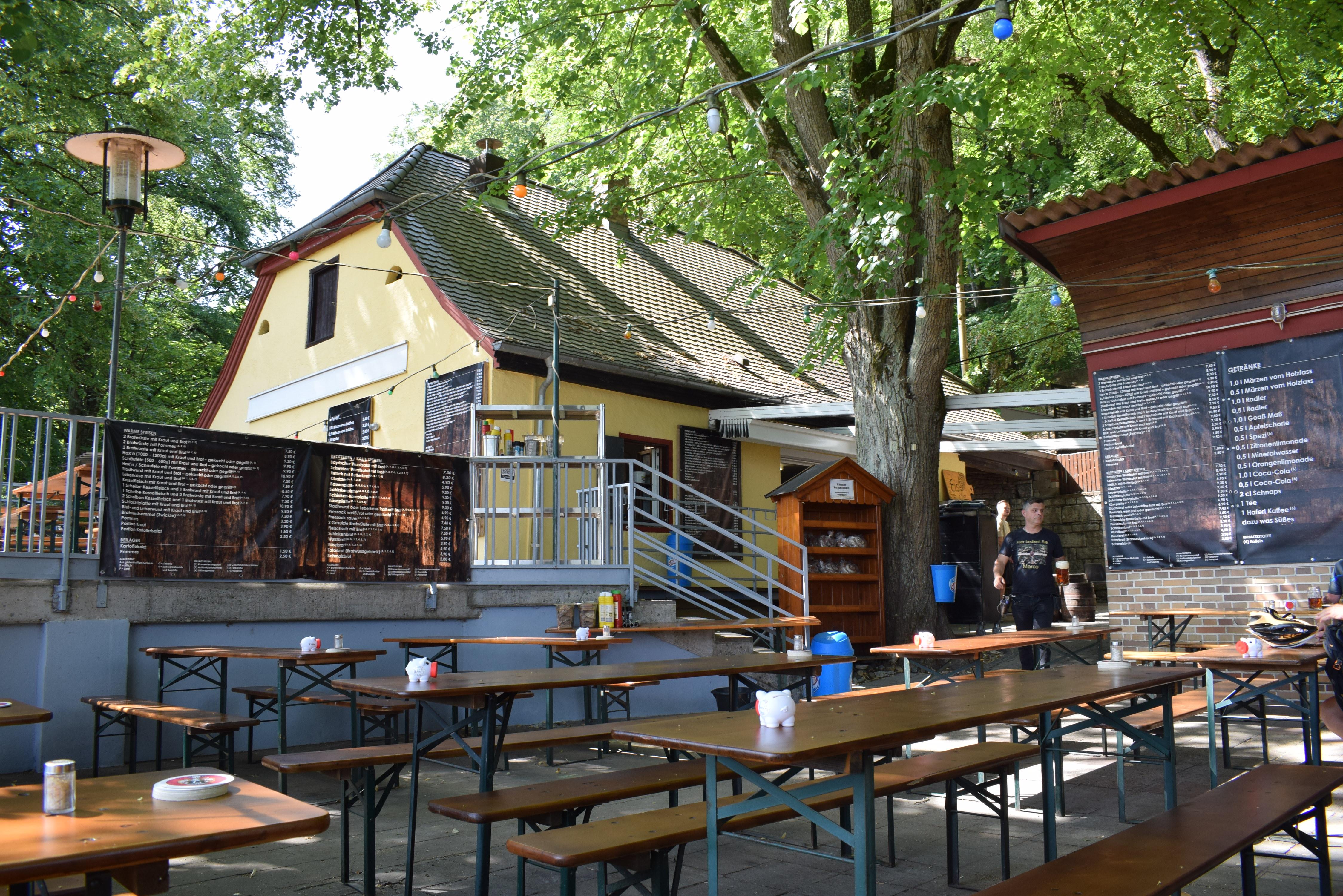 Bereits 2021 konnten sie den Sieg nach Hause nehmen. Nach einem Jahr auf Platz 7 ist 2023 der schönste Biergarten der Region wieder der Wettelsheimer Keller in Treuchtlingen. Er bietet alles von deftigen Speisen und einer zünftigen Brotzeit, über kühles Bier bis hin einem sagenhaften Ausblick. Bei schönem Wetter sind die 1200 Sitzplätze auf drei Terrassen gut gefüllt, schließlich sind das Seenland, die Fossa Carolina und Solnhofen mit seinem Steinbruch und dem Fossilien-Museum nicht weit. Geöffnet ist der Biergarten von Mai bis September Donnerstag bis Sonntag ab 10 Uhr. Im Juli und August ist zusätzlich Montag bis Mittwoch ab 16 Uhr geöffnet. // Treuchtlinger Str. 26, 91757 Treuchtlingen