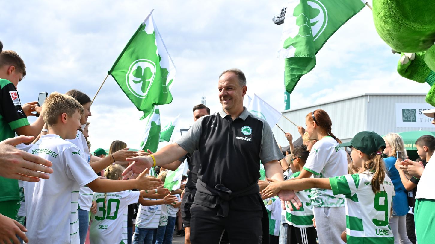 Auf in die neue Saison: Alexander Zorniger, hier bei der Saisoneröffnung im Ronhof, hat einiges vor. Auf in die neue Saison: Alexander Zorniger, hier bei der Saisoneröffnung im Ronhof, hat einiges vor.