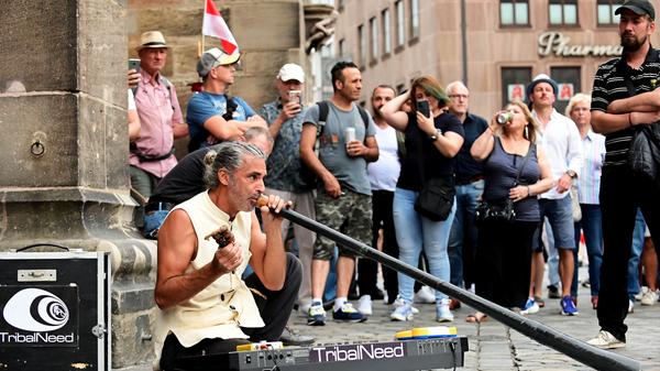Blicke zog auch Tribal Need vor der Lorenzkirche auf sich.