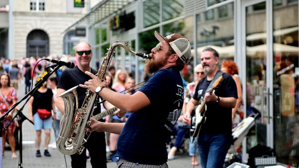 Währenddessen erklang anderswo das Saxophon.