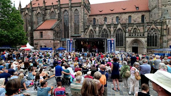 Zahlreiche Menschen versammelten sich vor der Bühne, um den fünf Musikern aus München zu lauschen.