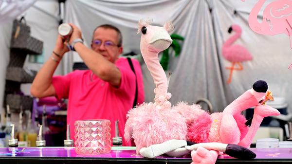 ... und thematisch passend zum Kinostart von Barbie ging es hinter dieser Bar ganz pink zu.