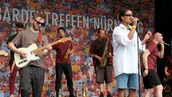 ... die unter anderem Footprint Project aus Berlin lauschten.