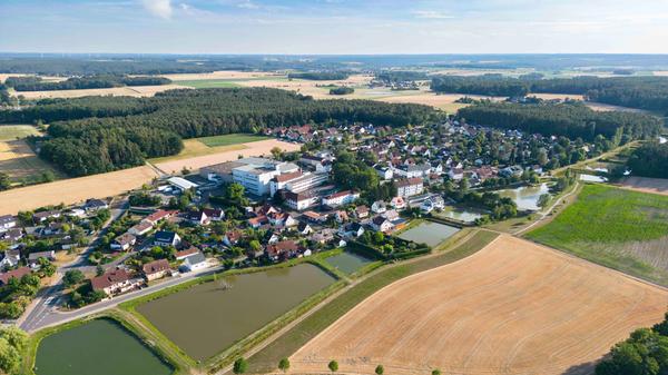 Oberreichenbach mit der Weiherkette ganz am Ortsrand. Das große Gebäude ist eine alter Industriebau, in dem früher die Textil-Firma Seeland produzierte.