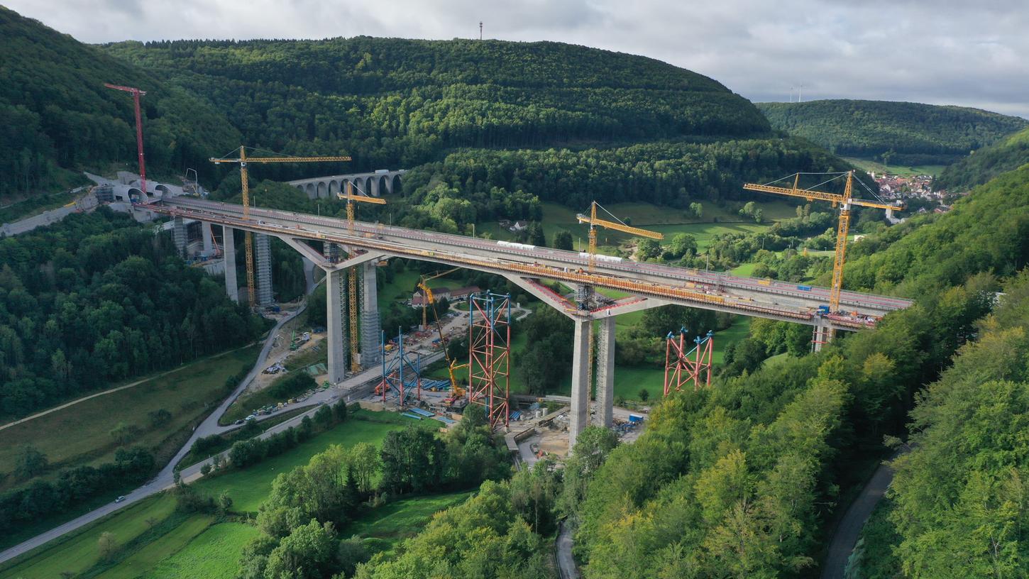Die Filstalbrücke der neuen Hochgeschwindigkeitsstrecke Wendlingen-Ulm: Die Firmengruppe Max Bögl errichtete die knapp 500 Meter lange Eisenbahnbrücke als Durchlaufträgerbauwerk mit Stützweiten von bis zu 27 Metern. Ende 2022 wurde sie freigegeben. Die Filstalbrücke der neuen Hochgeschwindigkeitsstrecke Wendlingen-Ulm: Die Firmengruppe Max Bögl errichtete die knapp 500 Meter lange Eisenbahnbrücke als Durchlaufträgerbauwerk mit Stützweiten von bis zu 27 Metern. Ende 2022 wurde sie freigegeben.