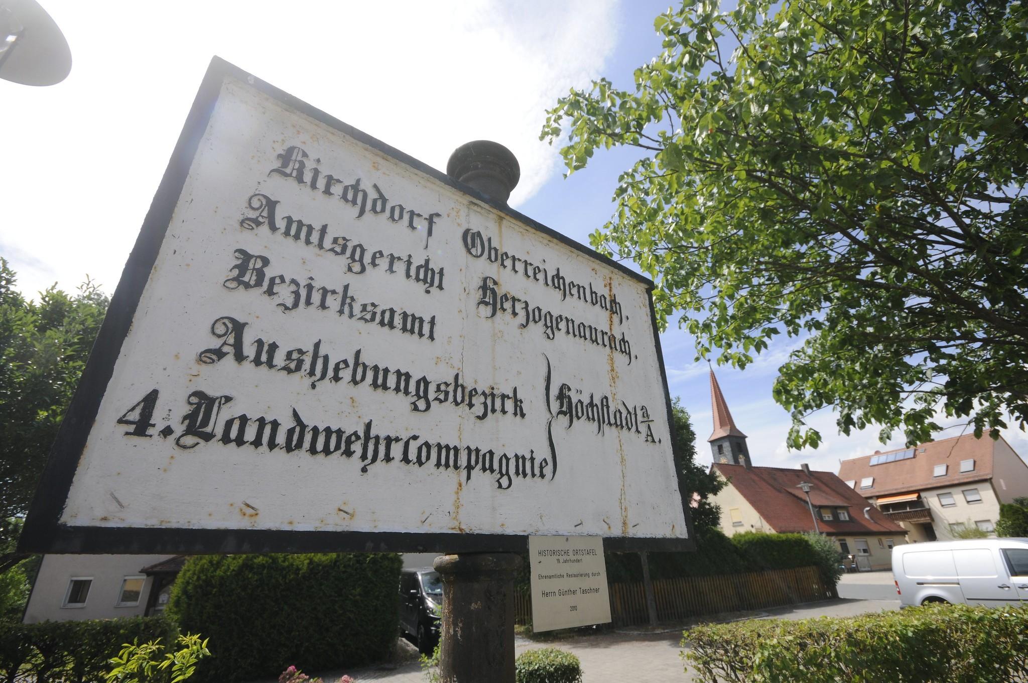 In der Dorfmitte zeigt ein Schild, wohin Oberreichenbach einst gehörte.