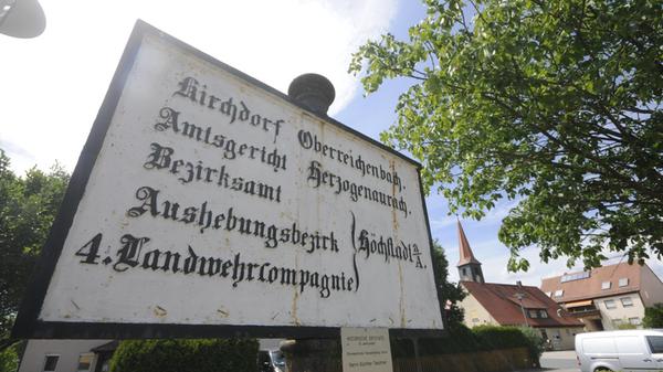 In der Dorfmitte zeigt ein Schild, wohin Oberreichenbach einst gehörte.